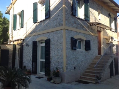 Villa ad Ancona, 8 locali, 2 bagni, giardino privato, posto auto