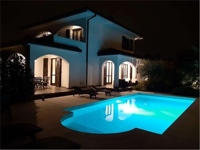 Villa ad Appiano Gentile, 5 locali, 3 bagni, giardino privato, garage