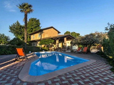 Villa 'Arneis' con piscina condivisa, terrazza privata e Wi-Fi