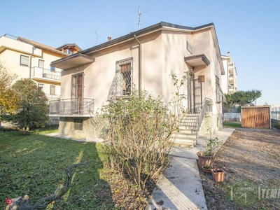 Villa in Vendita in Viale Campania 52 a Monza