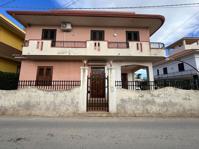 Villa trifamiliare in Via Amedola, 10, Avola (SR)