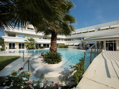 Appartamento a Desenzano Del Garda con piscina e giardino