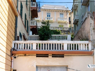 Appartamento in vendita a Genova via Pegli, 37