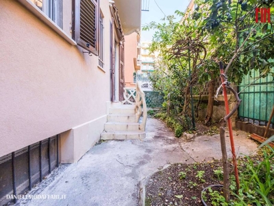 Appartamento in vendita a Genova via rodi