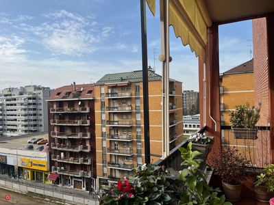 Appartamento in Vendita in Via Lorenteggio 47 a Milano