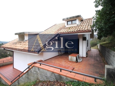 Casa Indipendente in Vendita a Ascoli Piceno, zona Borgo Solestà, 370'000€, 250 m²