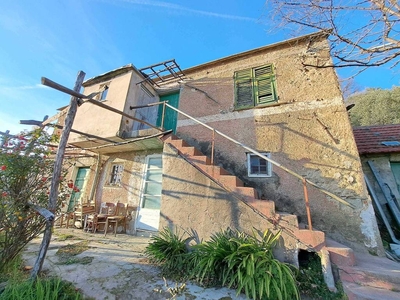 Casa Indipendente in vendita a Genova via Superiore Della Torrazza, 33