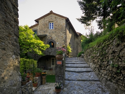 Casale in Vendita a Lucca, 1'100'000€, 525 m², arredato