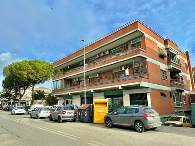 Negozio in Vendita a Roma, 390'000€, 218 m²