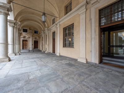 Ufficio in Affitto a Torino, zona Centro Storico, 4'800€, 709 m²