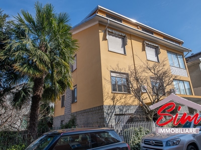 Villa bifamiliare in Vendita a Novara, zona Sant'Agabio, 472'000€, 450 m², con Box