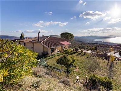 Villa con splendida vista sul Lago Trasimenota sul Lago Trasimeno