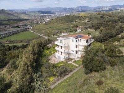 Villa in Vendita a Catanzaro, zona Germaneto, 235'000€, 500 m²