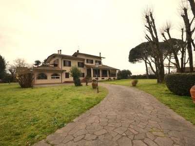 Villa in Vendita a Lucca, zona Picciorana, 850'000€, 420 m², arredato, con Box