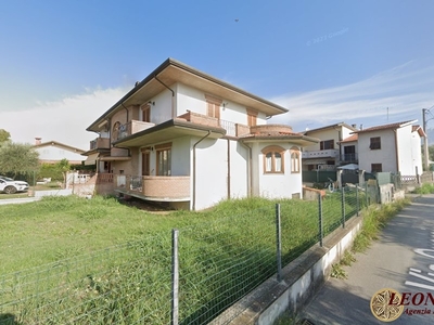 Villa in Vendita a Massa, 291'846€, 261 m²