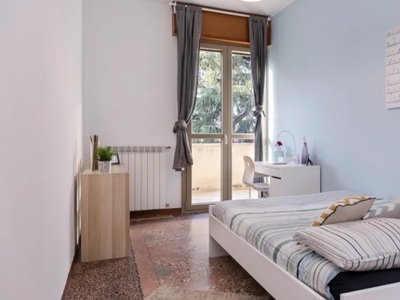 Stanza in affitto in appartamento con 6 camere da letto a Bologna