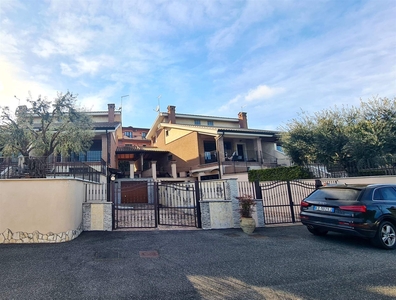 Villa a schiera in vendita a Roma Castel Di Leva