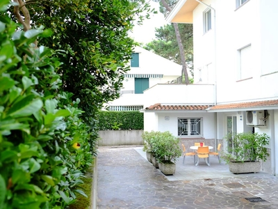 Appartamento a Lignano Pineta con giardino