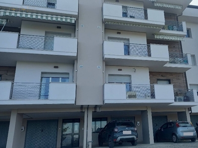 Appartamento in Viale Venezia, Folignano, 5 locali, 2 bagni, con box