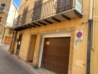 Casa indipendente in Via Gamez, Agrigento, 7 locali, 5 bagni, con box