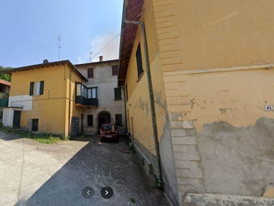 Garage / Posto auto in Via San Lorenzo 45 in zona Brianzola a Castello di Brianza