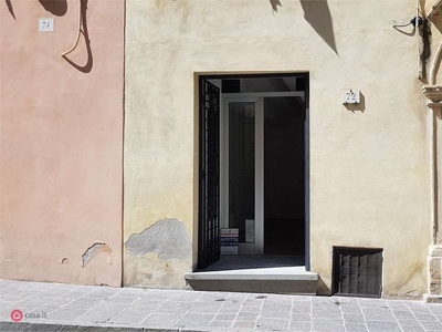 Negozio/Locale commerciale in Affitto in Corso Giuseppe Garibaldi 72 a Gubbio