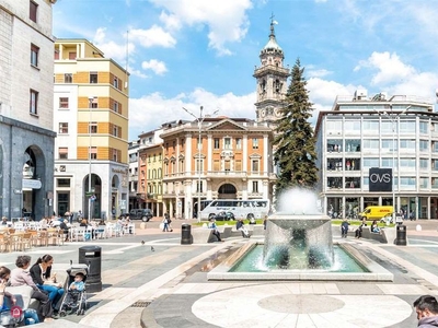 Negozio/Locale commerciale in Affitto in Piazza Monte Grappa a Varese