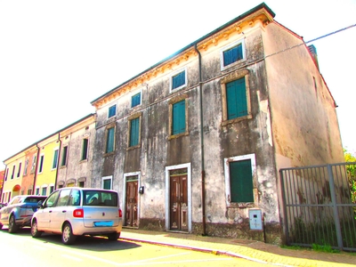 Palazzo da ristrutturare a Veronella