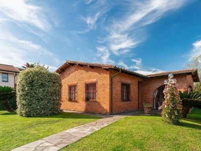 Prestigiosa villa di 200 mq in affitto Via Alessandro Volta, 8, Forte dei Marmi, Toscana