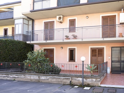 Quadrilocale in Via Santi Elena e Costantino, 89 a Aci Catena