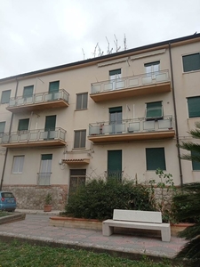 Quadrilocale in P.za Papa Giovanni Xxiii 4 in zona Piazza Degli Eroi, Viale della Rinascita, Via Babaurra a San Cataldo