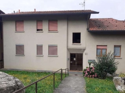 Quadrilocale in Vicolo Bosco, Caprino Bergamasco, 1 bagno, 74 m²