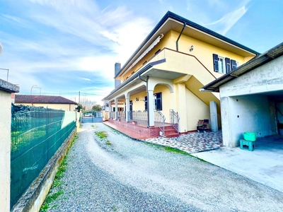 Villa bifamiliare in vendita a Massa Massa Carrara Marina Di Massa