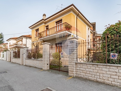 Villa in VIA CREMONA, Brescia, 6 locali, 2 bagni, giardino privato