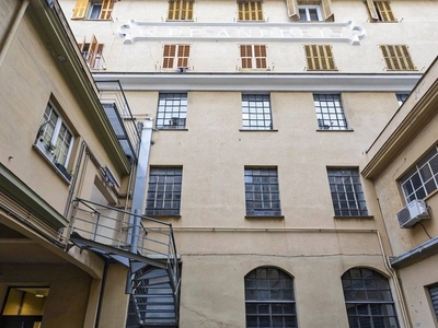 Magazzino in vendita a Genova via Gian Domenico Cassini, 12