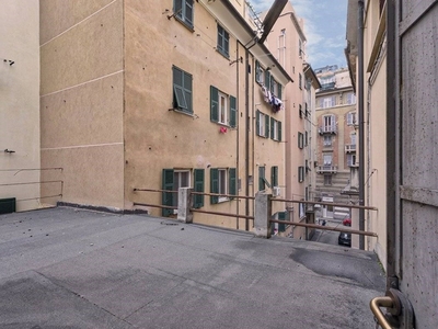 Magazzino in vendita a Genova vico Grandis, 2