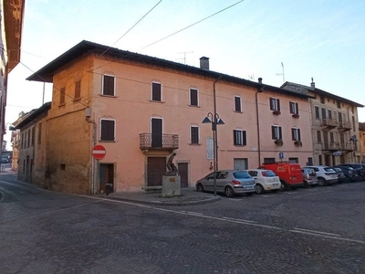 Negozio in vendita a Invorio piazza Vittorio Veneto, 31