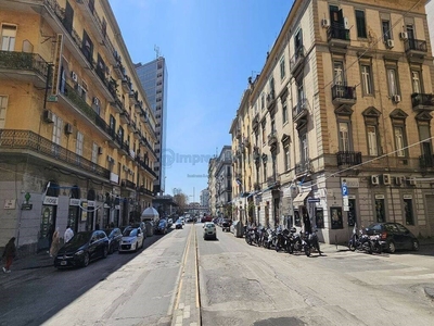 Negozio in vendita a Napoli via Palermo