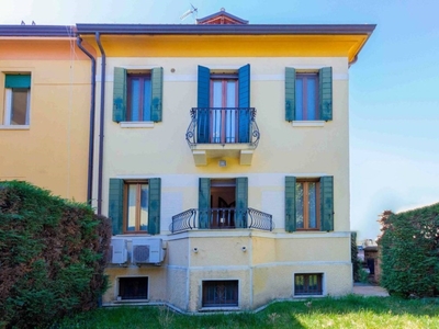 Villa Bifamiliare in vendita a Padova via Arnaldo Fusinato, 27