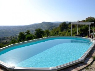 Accogliente appartamento con giardino, barbecue e piscina