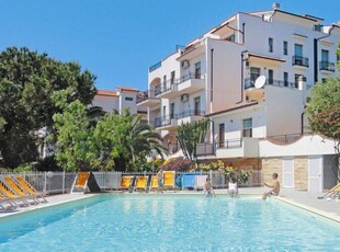 Appartamento a Pietra Ligure con piscina e giardino