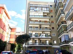 Appartamento di 4 vani /150 mq a Bari - Picone (zona Policlinico - Stazione)