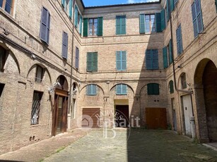 Appartamento in Affitto in Via Camollia a Siena