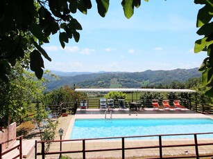 Casa a Apecchio con giardino, piscina e barbecue