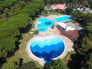 Casa a Baia Domizia con piscina e giardino