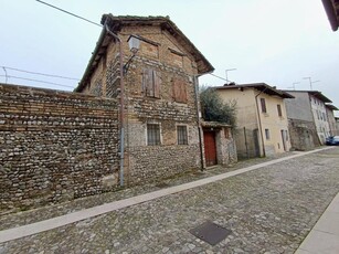 Casa bicamere in sasso con giardino Valvasone