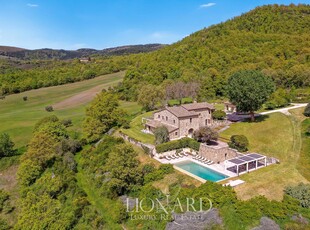 Due ville dal design elegante e lussuoso e piscine panoramiche in vendita nel cuore vibrante della Toscana