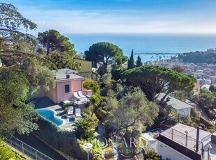 Incantevole dimora di charme con piscina in vendita su una collina che domina Santa Margherita Ligure