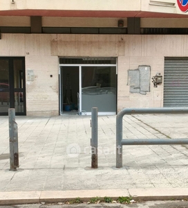 Negozio/Locale commerciale in Affitto in Via Mauro Amoruso Manzari 20 a Bari