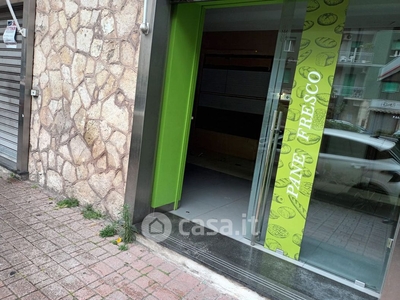 Negozio/Locale commerciale in Affitto in Via Silvio Baratta 2 a Salerno